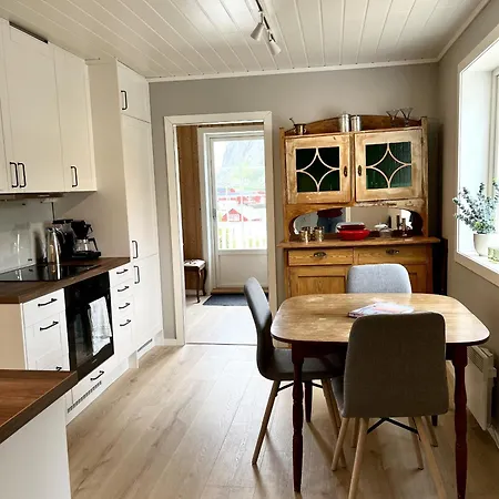 Koselig Nyrestaurert Hus Med Flott Utsikt! * 레이네