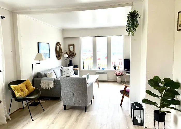 Koselig Nyrestaurert Hus Med Flott Utsikt!